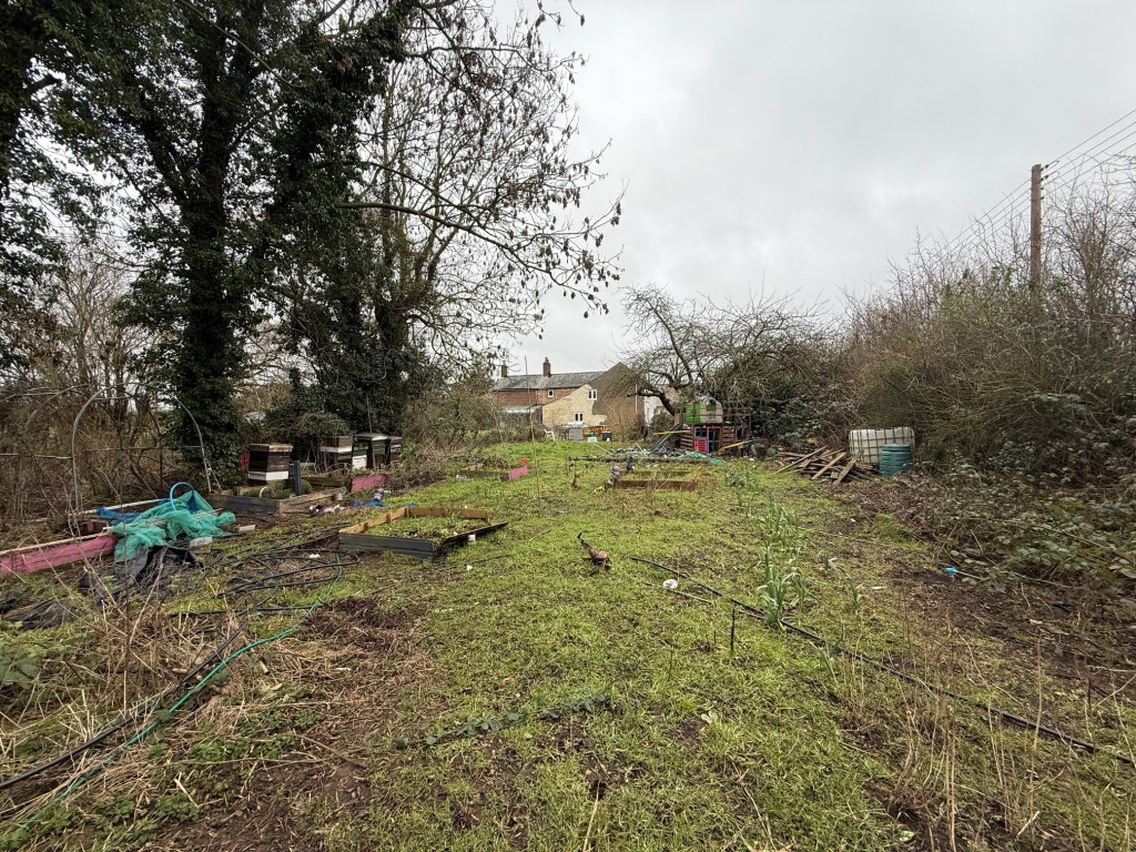 Lot: 86 - HOUSE FOR REPAIR AND IMPROVEMENT - Rear aspect of dwelling from bottom of garden
